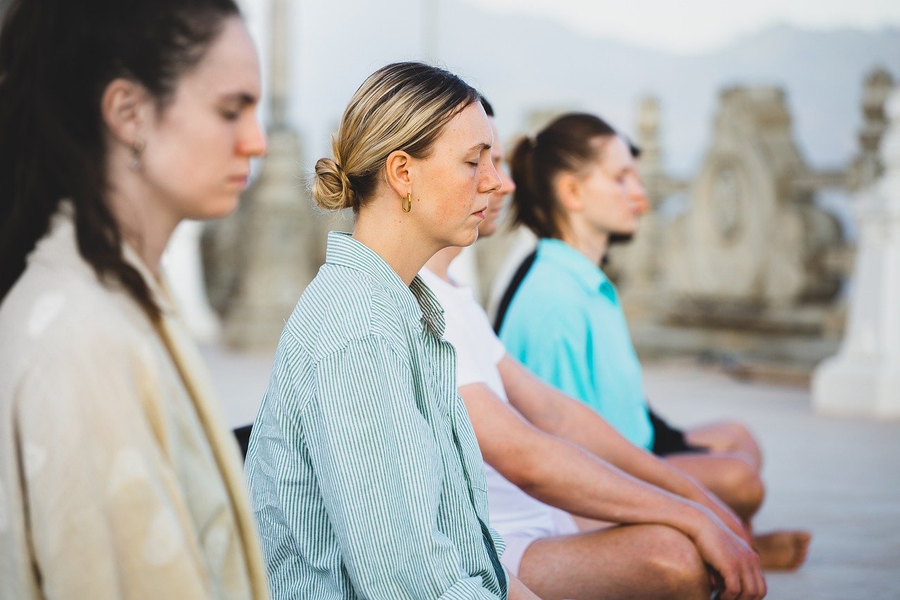 découvrez la pratique de la mindfulness, une méthode efficace pour apaiser l'esprit, réduire le stress et améliorer votre bien-être au quotidien. apprenez à vivre l'instant présent et à cultiver une conscience bienveillante grâce à nos conseils et techniques simples.