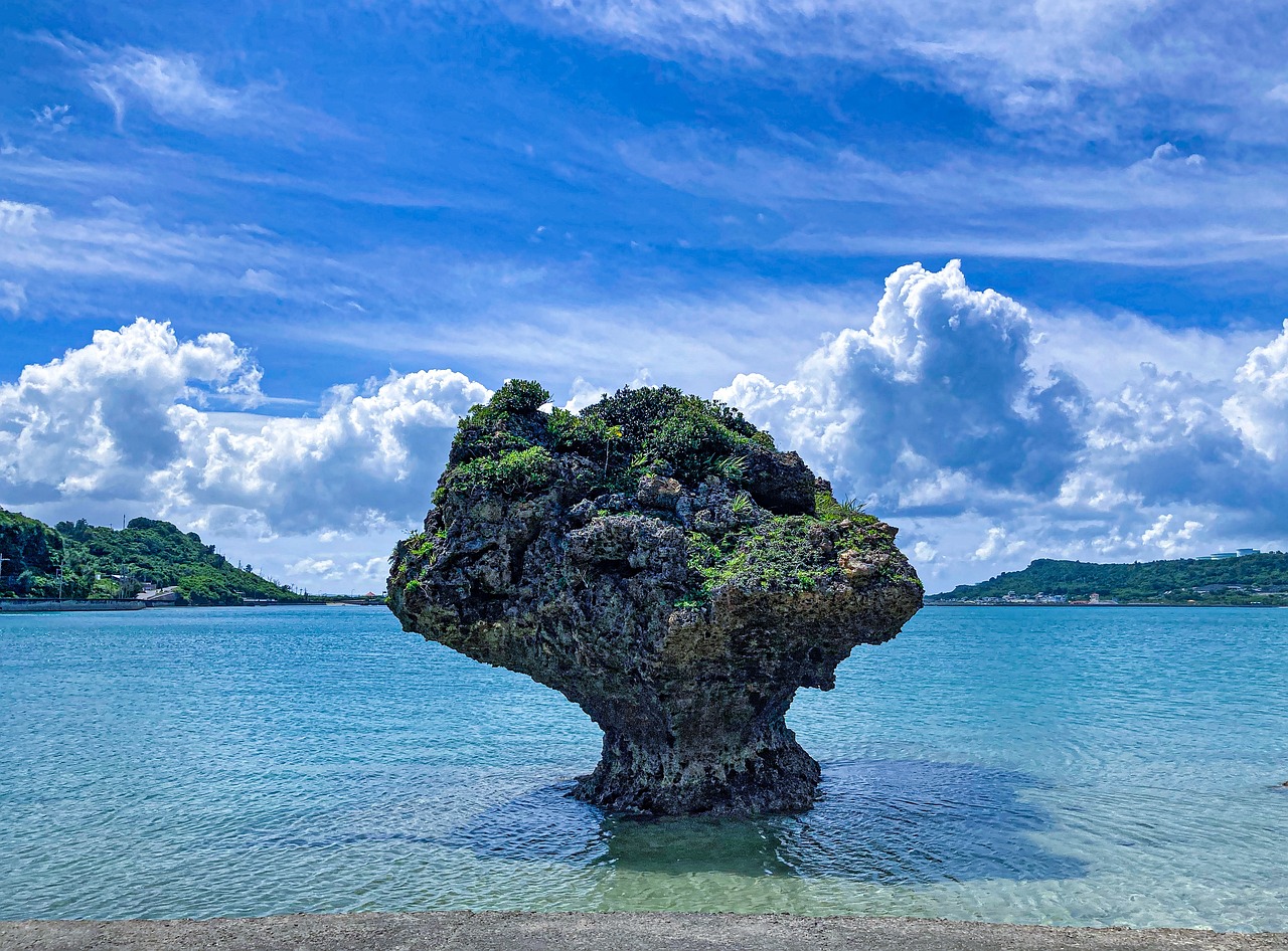 découvrez okinawa, une île japonaise idyllique, célèbre pour sa culture riche, ses plages paradisiaques et ses traditions uniques. explorez ses paysages époustouflants, sa cuisine délicieuse et le mode de vie des centenaires qui en font un lieu exceptionnel à visiter.