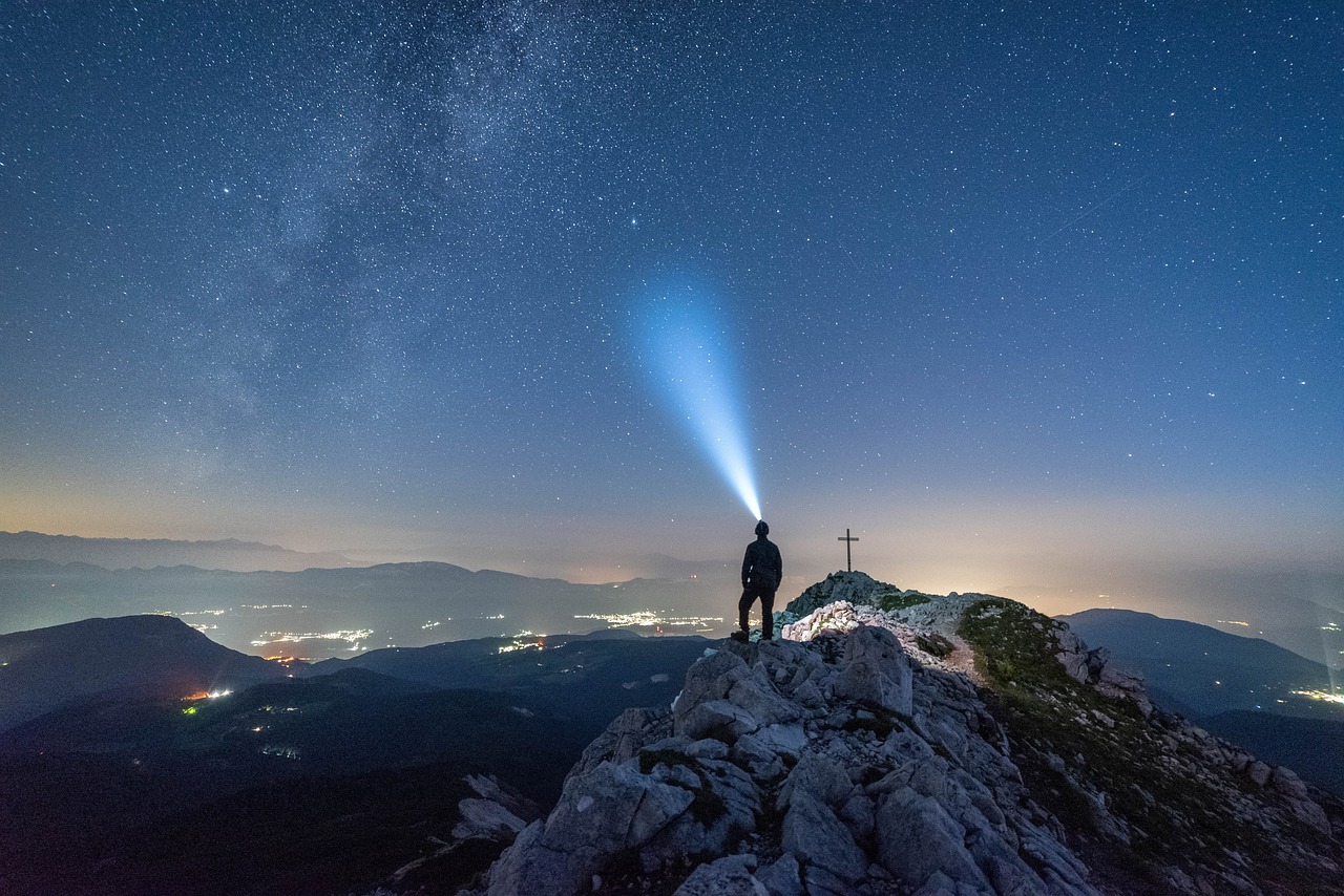 découvrez l'univers fascinant qui nous entoure, de la naissance des étoiles aux mystères des galaxies lointaines. explorez les merveilles de l'astrophysique et laissez-vous envoûter par la beauté et la complexité du cosmos.