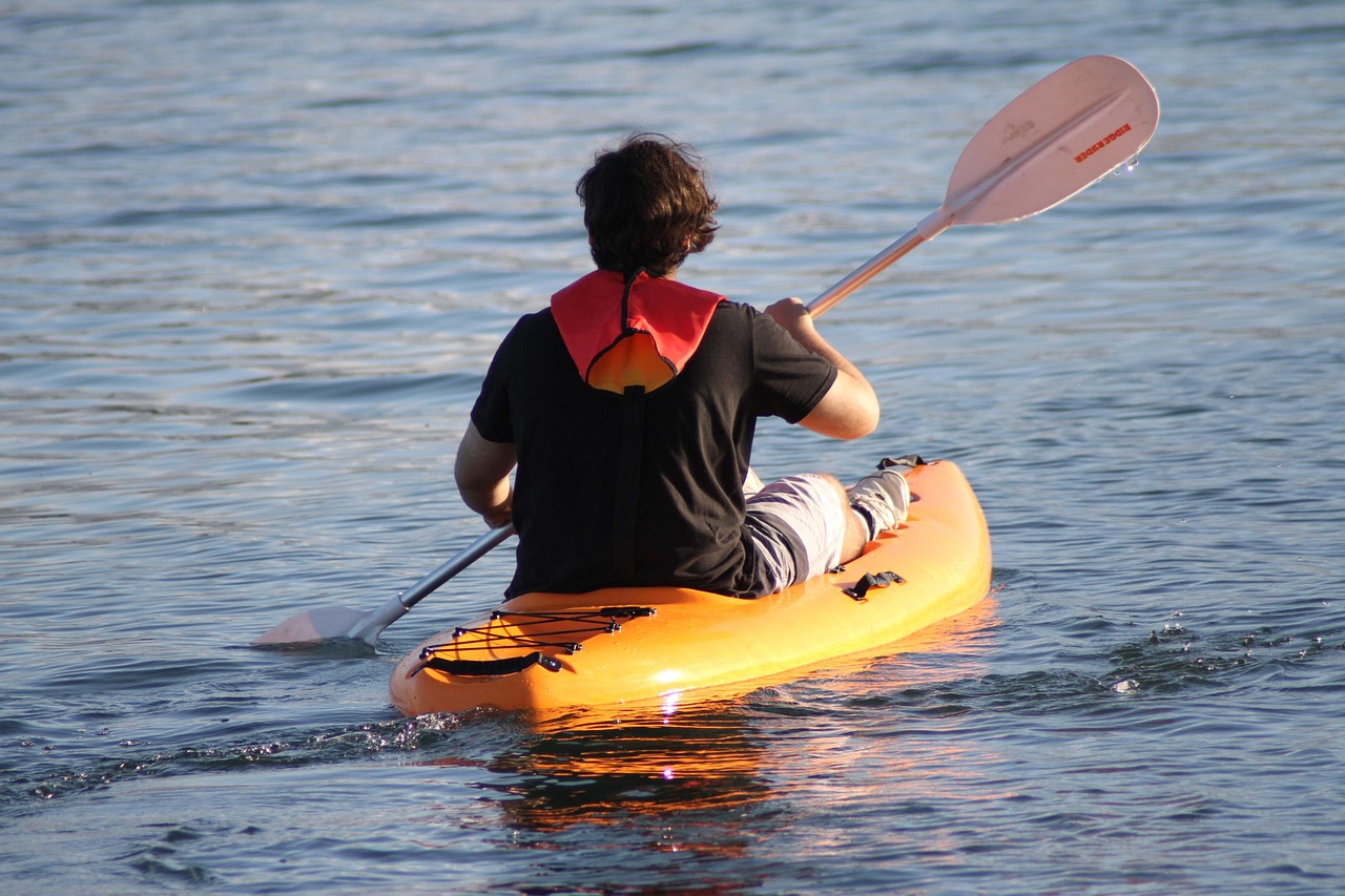 découvrez l'univers du kayak, une activité passionnante qui allie aventure, nature et sensations fortes. que vous soyez débutant ou expert, explorez des rivières et lacs tout en profitant des paysages époustouflants.