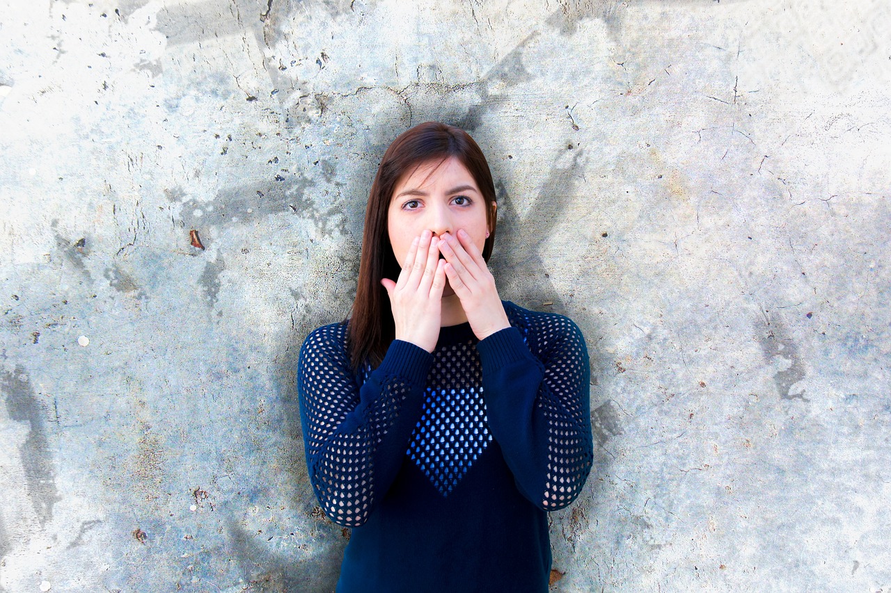 découvrez l'art du langage corporel : apprenez à interpréter les gestes, les postures et les expressions faciales pour améliorer vos interactions et votre communication. explorez comment le non-verbal influence vos relations personnelles et professionnelles.